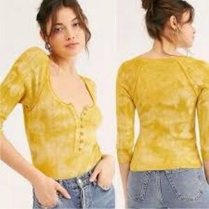 💛 Free People Rory Tie-Dye Henley Top | Yellow Butter | Size Large 💛